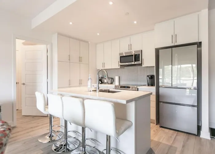 Modern 2Br Getaway With Balcony, Bbq And Parking