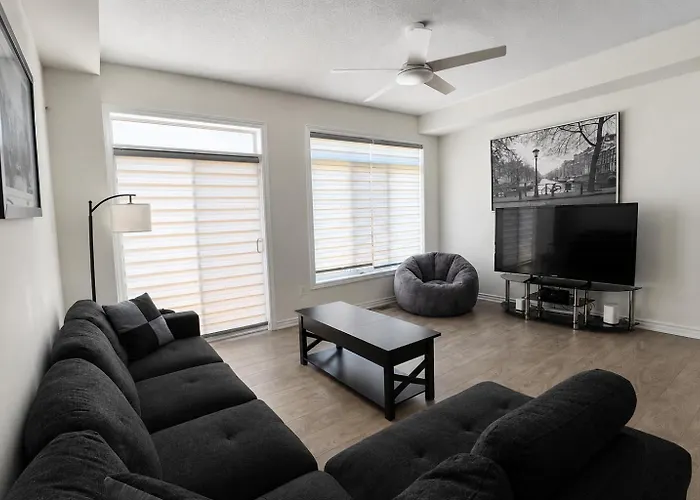 Modern 2-Bedroom Smart Home With Free Parking, Laundry, Ping-Pong & Private Backyard - Steps To Shops & Restaurants, 6 Mins To Innisfil Beach Park - Perfect For Families & Couples!