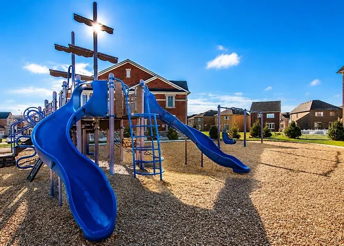 Modern 2-Bedroom Smart Home With Free Parking, Laundry, Ping-Pong & Private Backyard - Steps To Shops & Restaurants, 6 Mins To Innisfil Beach Park - Perfect For Families & Couples!